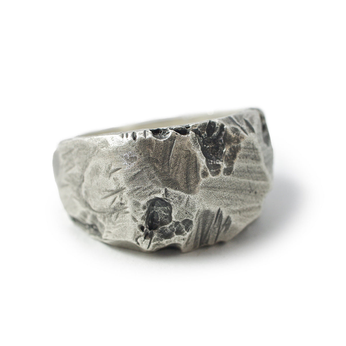 Men's ring Band carved raw - Black Rock Jewel