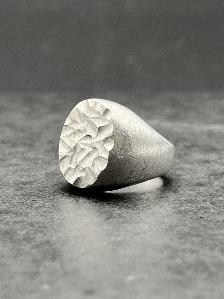 Big signet ring diamant carving - Black Rock Jewel