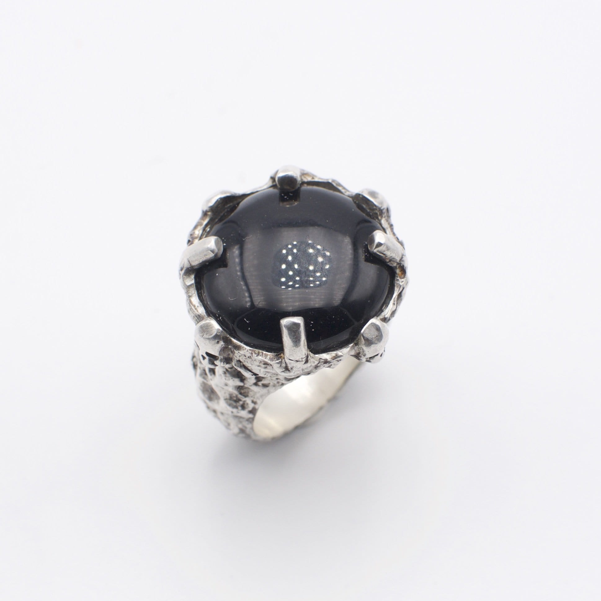 Men´s ring Onyx stone with skulls - Black Rock Jewel